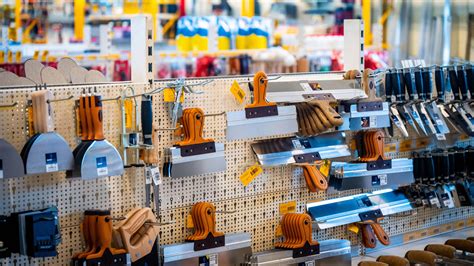 Infographic van het assortiment van Bouwcenter Goedhart: bakstenen, dakpannen, hout, isolatie, gereedschap en verf