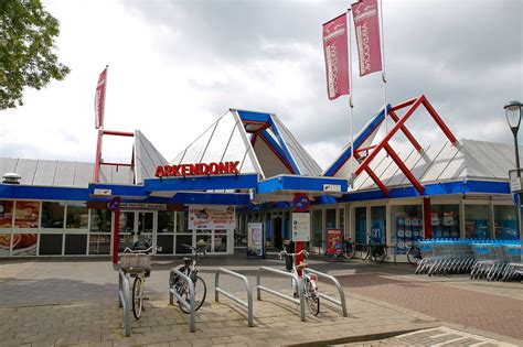 Foto: Arkendonk winkelcentrum en omliggende stedelijke structuren