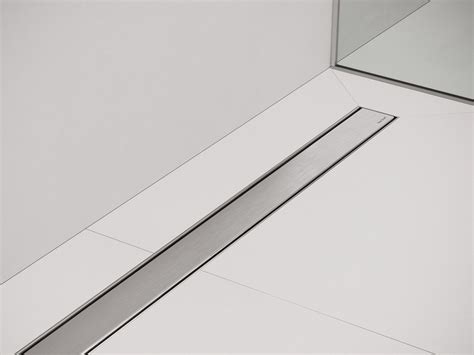 Moderne douchegoot naast een compact doucheputje