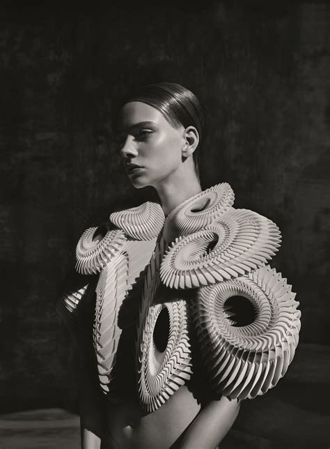 Iris van Herpen reliëfpanelen en Tord Boontje wandpanelen