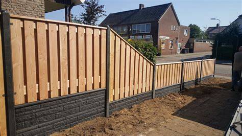 Afbeelding: diverse schuttingen in Kampen met hout- en betonnen elementen