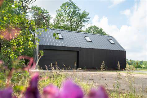 Foto: voorbeeld van een schuur met sandwichpanelen en Douglas-detaillering