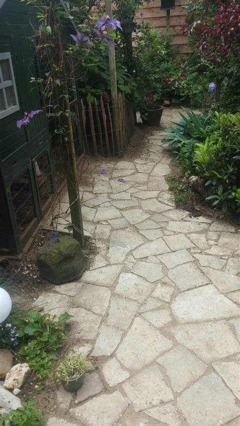 Foto: strak betegelde tuinpaden met goed voegwerk