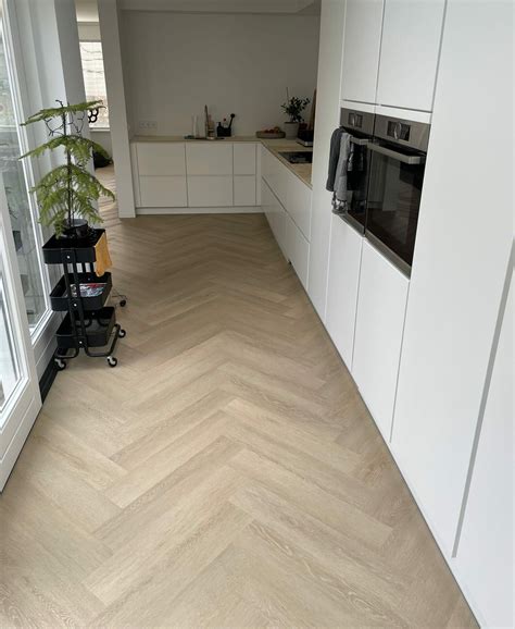 ruimtevoorbeelden met visgraat PVC (woonkamer, keuken, badkamer)