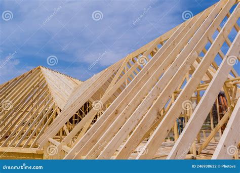Onderconstructie en overlappende bevestiging bij houten dakbedekking
