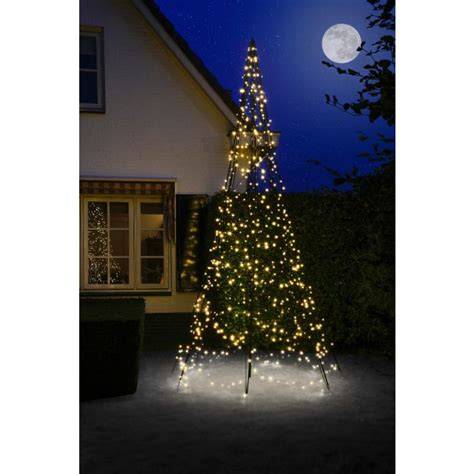 Grote buitenkerstboom met verlichting