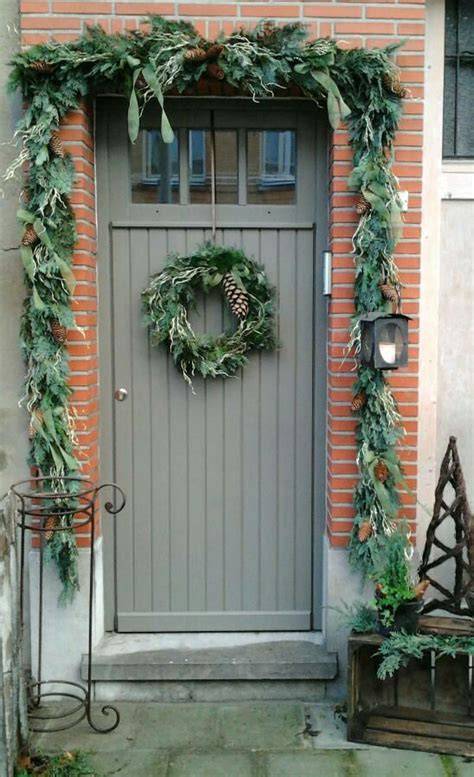 Kerstkrans aan voordeur