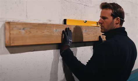Bevestigen houten balk aan muur stap-voor-stap