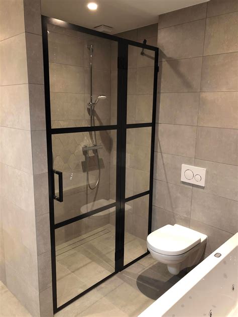 Illustratie van een moderne badkamer met een glazen douchedeur