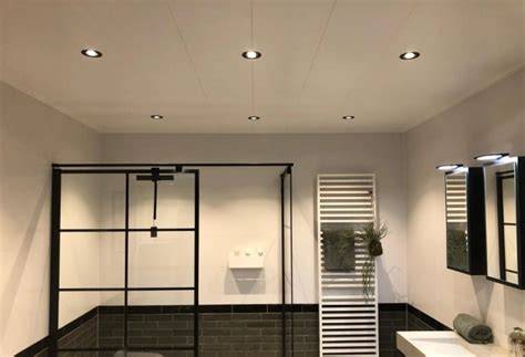 Voorbeeld: moderne renovatie met tegenstroominstallatie, LED-verlichting en nieuw plafond