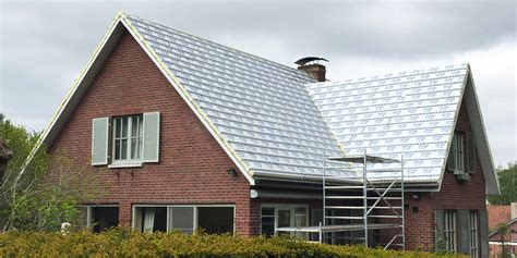 Illustratie van een huis met een schuin dak dat aan renovatie toe is.