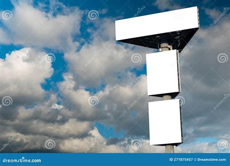 Gotland Beach-scène: hemelblauwe tinten met witte wolken en groene duinen