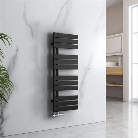 Iconische afbeeldingen: IP-rated zwarte handdoekradiator in badkamermantel