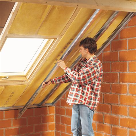 Illustratie van een schuin dak met Gyproc Metal Stud profielen en isolatie.