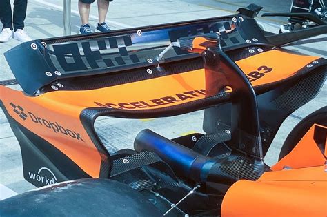 Close-up van de achtervleugel van een Formule 1-auto, met aandacht voor de complexe constructie en mogelijke flexpunten.