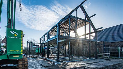 Illustratie die het brandgedrag van hout vergelijkt met dat van staal in een constructie.