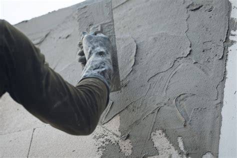 Diagram: nat-in-nat proces bij blauw pleisterwerk met raaplaag en dunne finish