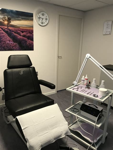 Een professionele praktijkruimte voor podotherapie, met comfortabele stoelen en medische apparatuur.