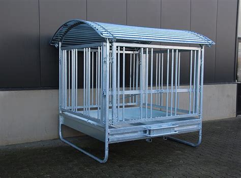 Veilige hooiruif voor paarden met strak spijlenontwerp