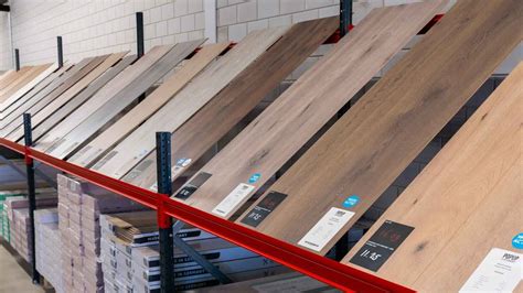 Showroom met diverse vloerstalen van PVC, laminaat en parket