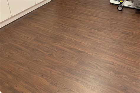 Close-up van een PVC vloer met een realistische houtlook