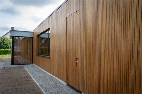 Illustratie: thermisch gemodificeerd hout versus onbehandeld hout