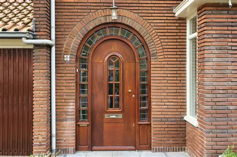 Infographic: Kenmerken van jaren 30 voordeuren en hun interieur-stijlelementen