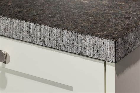 Een foto van een beschadigd granieten aanrechtblad met een duidelijke inkeping.