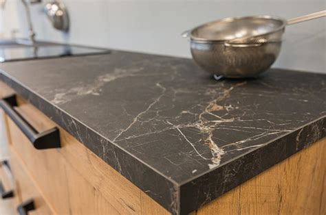 Voor-en-na foto van een hersteld keramisch aanrechtblad.