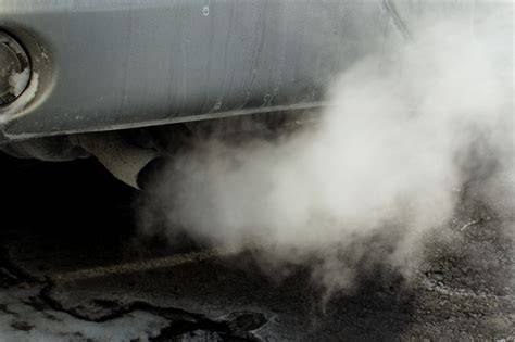 Witte rook uit uitlaat: signaal van interne lekkage