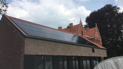 Afbeelding van Aelex inlegsysteem op een schuindak met zwarte inlegprofielen die panelen liggen.
