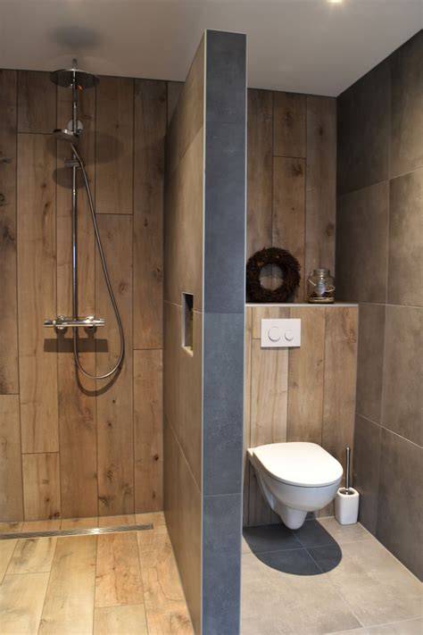 Foto: voorbeeld Ikea badkamer met houtlook tegels