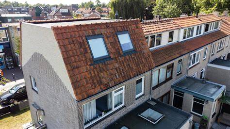 Impressie van Hollands licht en de dakopbouw boven de derde verdieping