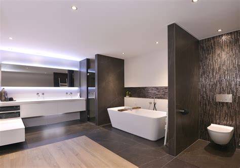 Showroom 600 m² met diverse badkamers en opstellingen