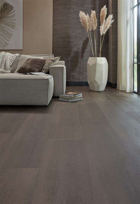 close-up van een moderne PVC vloer met zichtbare houtnerf