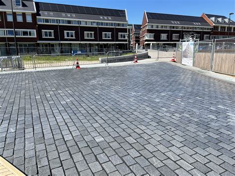 Illustratie van de werking van polymeerzand in een voeg