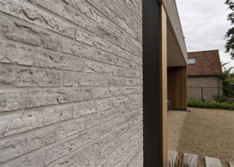 Foto-informatie: Gevelbekleding opties waaronder steenstrips, crepi en metalen panelen