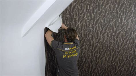 Een schone, egale muur voorbereid voor het behangen.