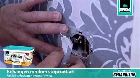 Behangen rondom een stopcontact.