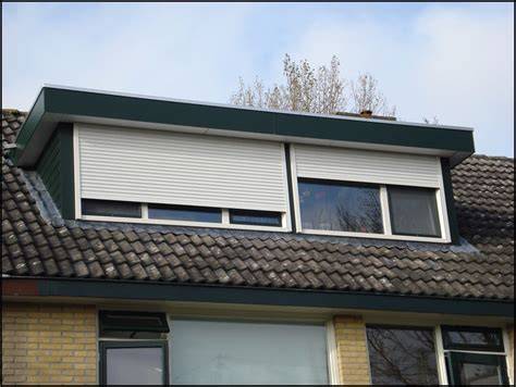 Foto: voorbeeld van grijze rolluiken op een witte dakkapel