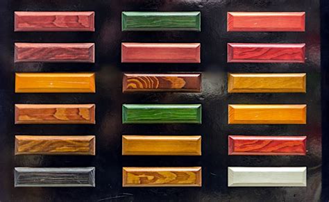 Illustratie van verschillende soorten houtbeits: transparant, dekkend, gekleurd