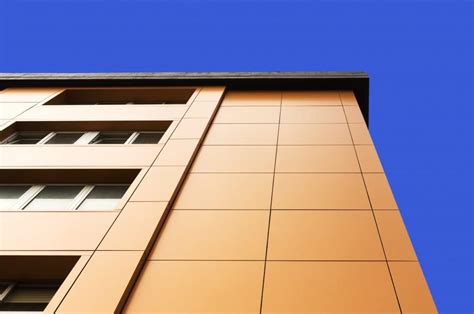 Overzicht van diverse soorten gevelplaten in verschillende kleuren en profielen