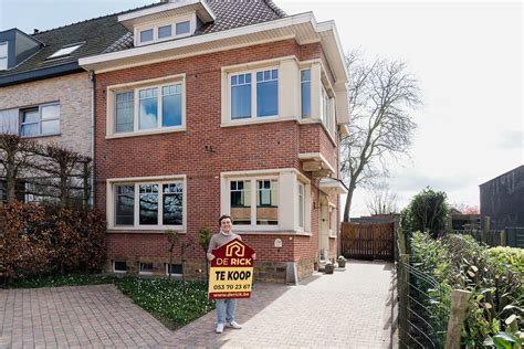 Voor en na foto's van een succesvol verbouwd huis, met nadruk op ruimte en functionaliteit