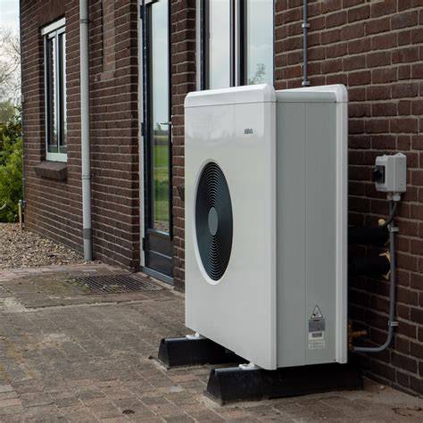 Warmtepomp buitenunit en binnenunit in huis