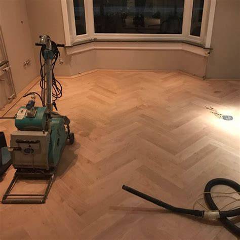 Foto: 3 schuurgangen proces van parket schuren