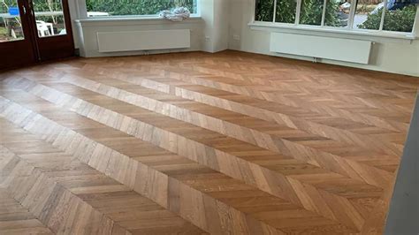 Foto van showroom met diverse houten vloeren