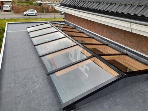 Glazen dakconstructie met lichtstraat