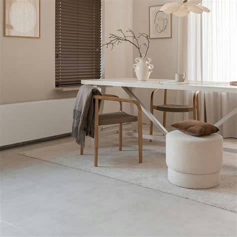 Afbeelding: Japandi interieur met houten vloer, betonlook en zachte tinten