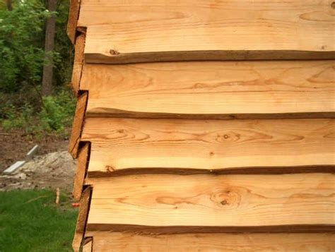 Detail van de potdekseltechniek met overlappende houten planken.