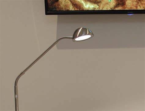 Infographic: Verschillende typen leeslampen (staand, wand, vloerlamp met leesarm) en dimfuncties